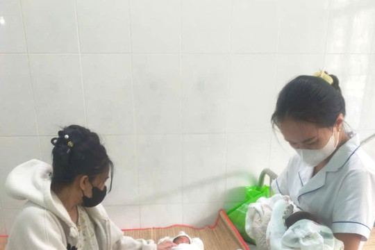 Bộ đội Lâm Đồng hỗ trợ sản phụ sinh đôi di chuyển khỏi vùng lũ
