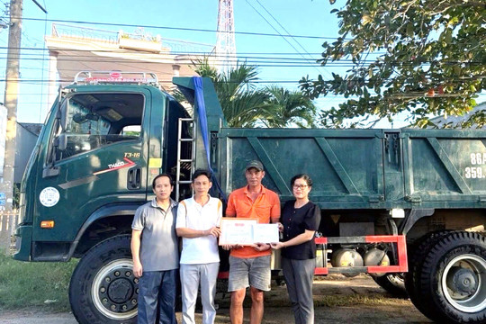 Xã Sông Lũy khen thưởng hai công dân giúp người dân vượt mưa lũ an toàn