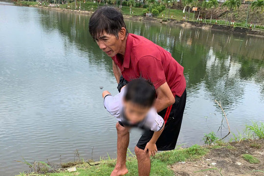 Người đàn ông lao xuống hồ, cứu sống cháu bé bị đuối nước