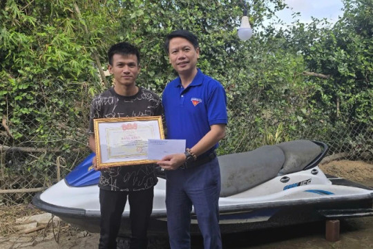 Tặng Bằng khen cho anh Nguyễn Văn Minh vì đã có hành động dũng cảm cứu người trong mưa lũ