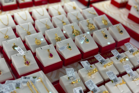 Giá vàng hôm nay 06/12/2025: Giá vàng SJC, vàng nhẫn trong nước, vàng thế giới