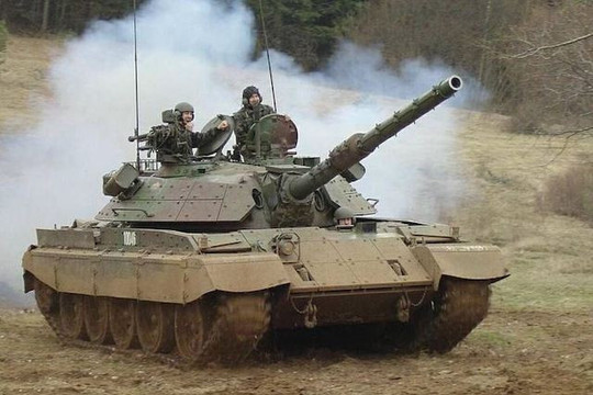 Ukraine tung xe tăng M55S giữa thiếu hụt xe bọc thép