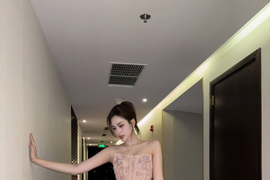 Phong cách Đỗ Hà: Xử lý tinh tế với váy ngắn sau kết hôn