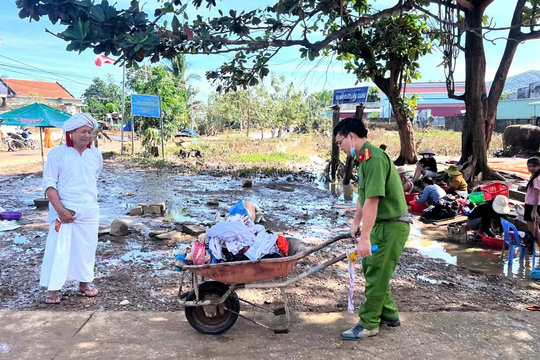 Công an Hàm Thuận Bắc hỗ trợ đồng bào Chăm khắc phục hậu quả sau lũ