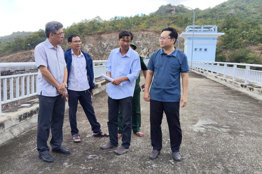 Phó Chủ tịch UBND tỉnh Lâm Đồng Nguyễn Minh kiểm tra, chỉ đạo ứng phó ngập lụt