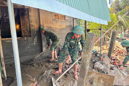 Sát cánh cùng Nhân dân khắc phục hậu quả mưa lũ