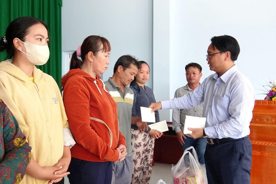 Phó Bí thư Thường trực Tỉnh ủy Lâm Đồng Đặng Hồng Sỹ tặng quà người dân Liên Hương bị thiệt hại do thiên tai