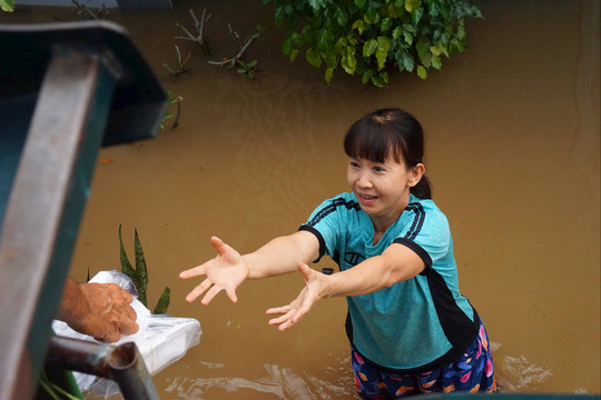 Tình người xuyên mưa lũ