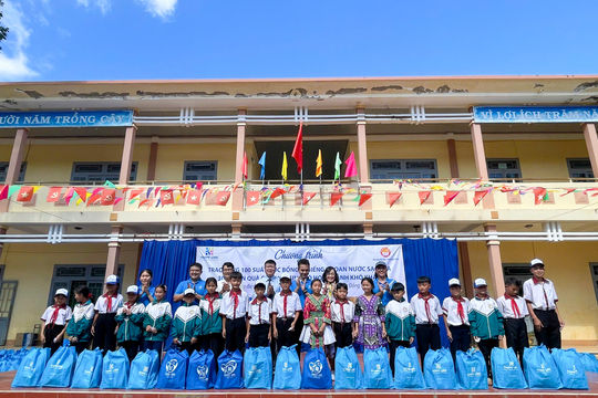 Hơn 400 suất quà, học bổng tiếp bước học sinh Tà Đùng đến trường