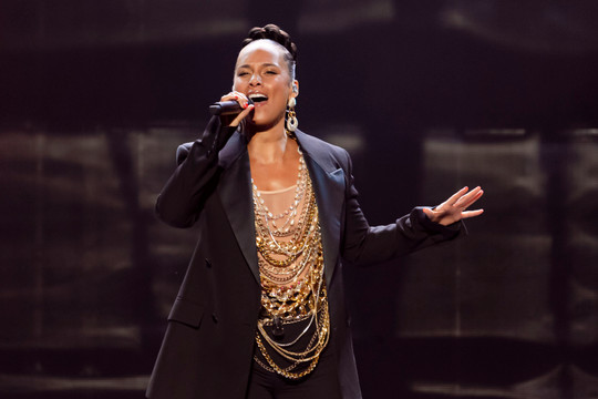 Alicia Keys trình diễn loạt hit kinh điển tại VinFuture 2025