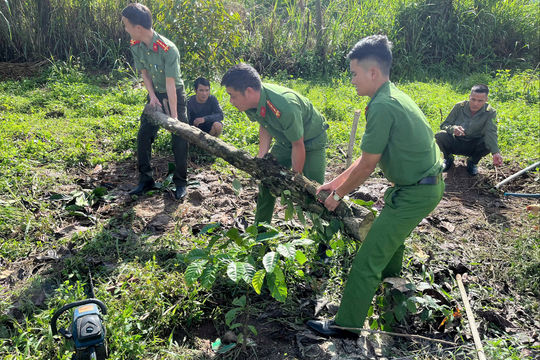 Công an Lâm Đồng thần tốc giúp dân dựng lại mái ấm sau mưa lũ