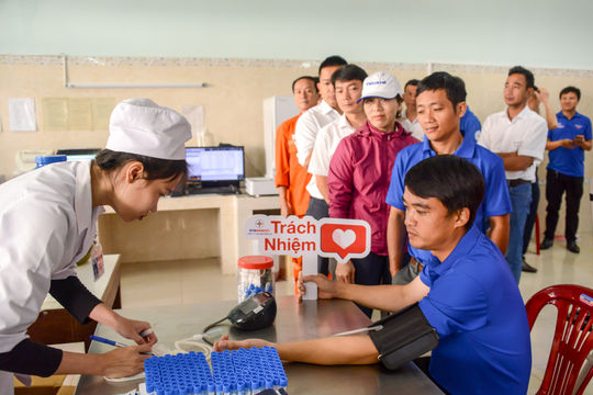 Công ty Thủy điện Đồng Nai hưởng ứng Tuần lễ hồng EVN