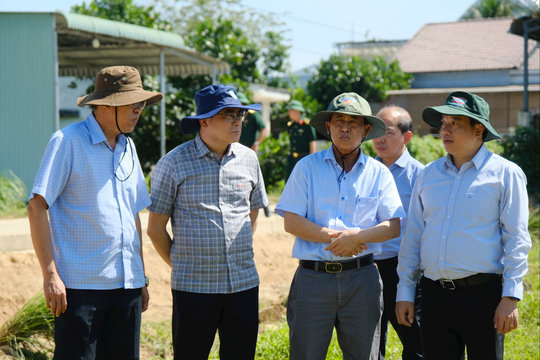 Bí thư Tỉnh ủy Lâm Đồng Y Thanh Hà Niê Kđăm kiểm tra thực tế tình hình thiệt hại do ngập lụt
