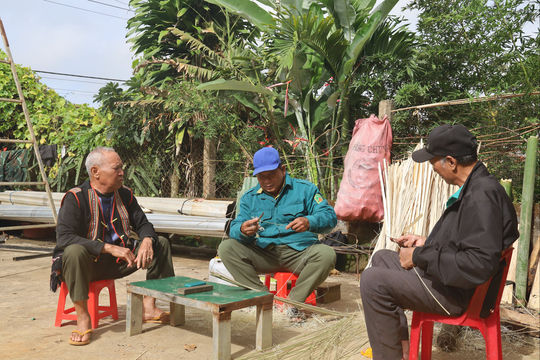 Giữ lửa nghề đan lát giữa nhịp sống mới của bon Bu Sir