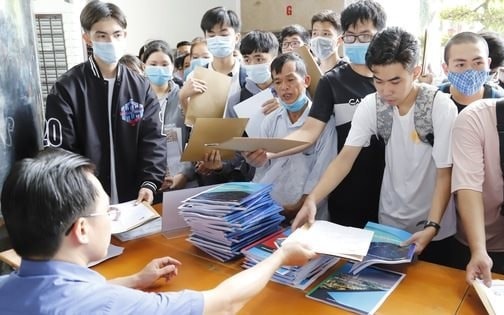 Cha mẹ nhận trợ cấp tai nạn lao động, sinh viên có được giảm học phí?