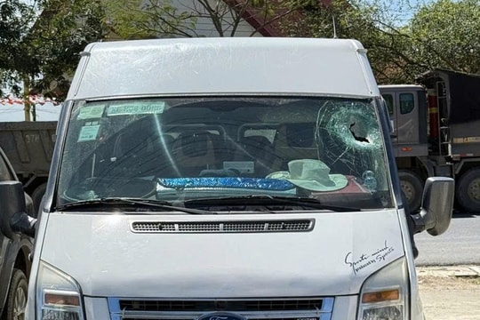 Truy tìm xe tải để rơi đá xuống xe khách khiến một người tử vong