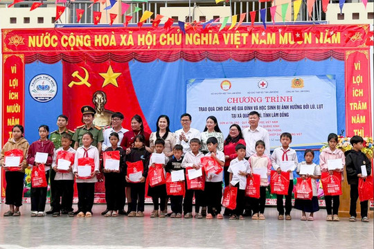 Trao hơn 900 suất quà, học bổng cho học sinh xã Quảng Phú