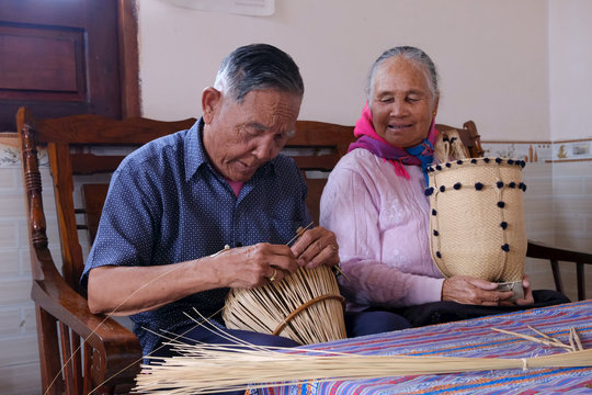 Người Churu giữ nghề đan truyền thống