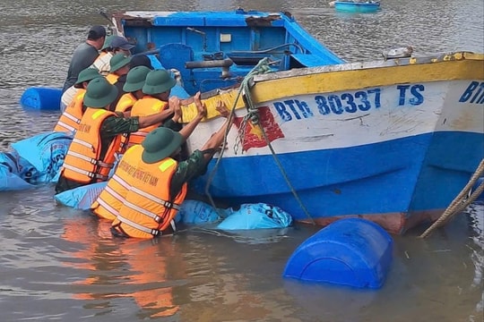 Bộ đội biên phòng Liên Hương tích cực hỗ trợ người dân vùng lũ