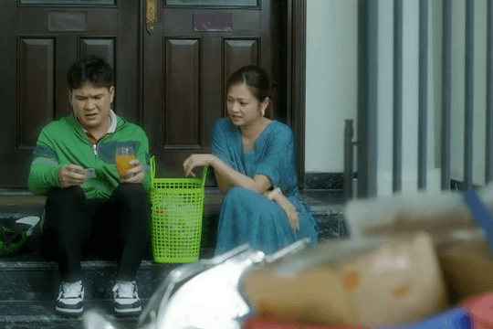 Gia đình trái dấu tập 6: Bà Ánh quyết làm shipper sau thất bại