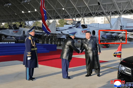 Triều Tiên trưng bày tên lửa kiểu Taurus trên Su-25