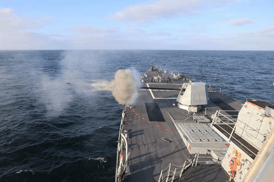 USS Paul Ignatius bắn đạn thật Mk 45 trên Đại Tây Dương