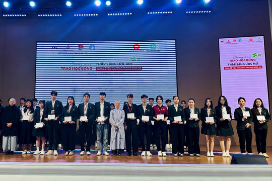 Trao 85 suất học bổng trong chương trình Thắp sáng ước mơ