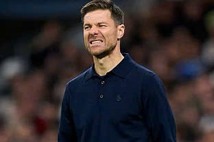 Chắc “bay ghế” quá Alonso!