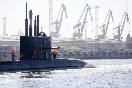 B-587 Velikiye Luki: tàu ngầm Lada 677M tiến gần bàn giao