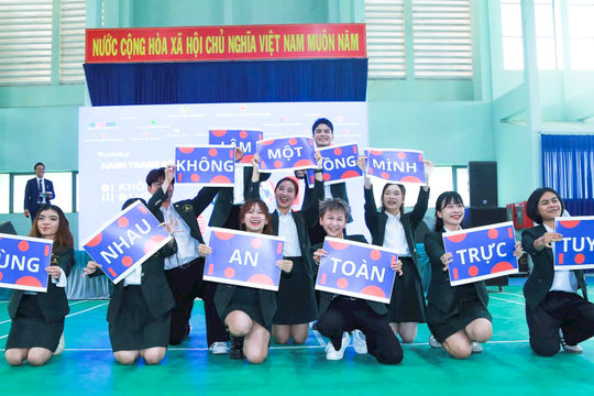 Truyền thông Chiến dịch Không một mình cho 1.600 giáo viên, học sinh