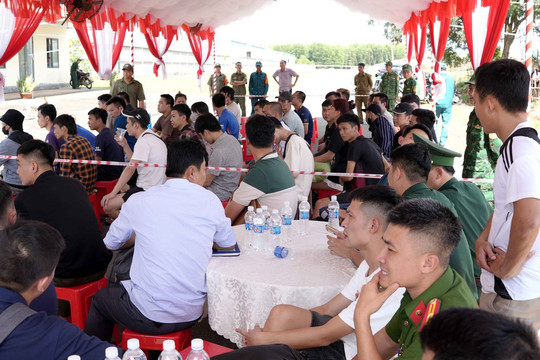 65 công dân được trao trả: thủ đoạn dụ dỗ việc nhẹ