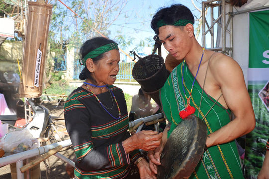 Tiếng chiêng theo bước chân người trẻ bon Bu Kóh