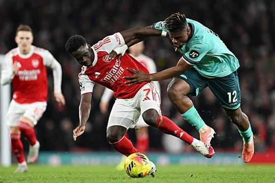 Arsenal thắng nhọc Wolves 2-1: 3 điểm đầy may mắn tại Emirates