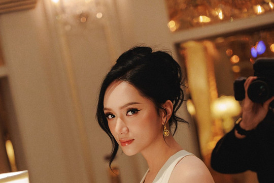 Hương Giang diện đầm trắng xẻ sâu, khẳng định phong cách