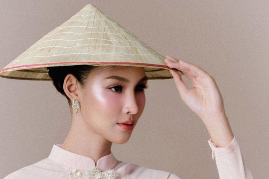 Hoa hậu Thái Lan Mooham gây ấn tượng khi diện áo dài Việt Nam