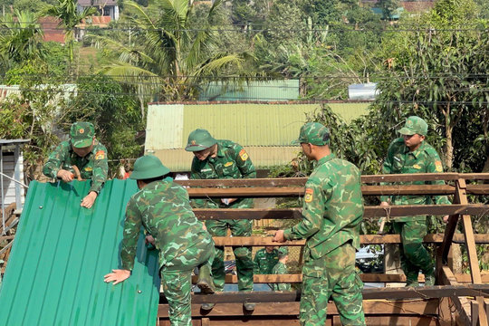 Không quản ngày giờ, lính quân hàm xanh Lâm Đồng giúp dân sớm có nhà mới