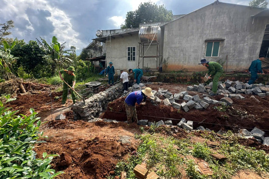 Xóa nhà tạm, dựng thế trận an ninh