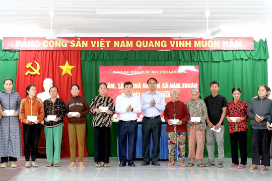 Đoàn ĐBQH tỉnh Lâm Đồng thăm, tặng quà các hộ dân bị thiệt hại do mưa lũ tại Hàm Thuận