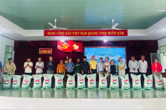 Trao tặng phân bón cho 200 hộ dân Hồng Sơn khôi phục sản xuất sau lũ