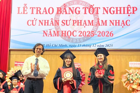 Lương Bích Hữu nhận bằng cử nhân ở tuổi 41 sau 5 năm học