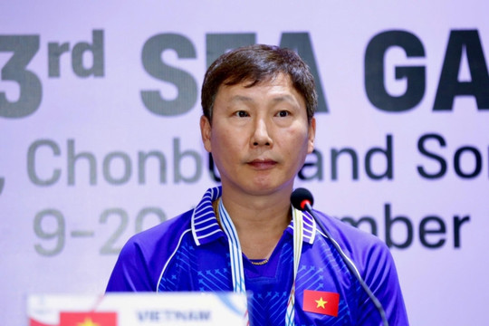 HLV Kim Sang Sik vạch lộ trình xuất ngoại cho Nguyễn Đình Bắc