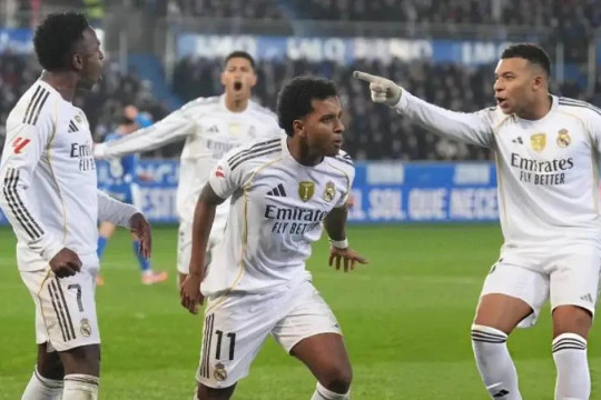 Bóng đá châu Âu cuối tuần: Real, Bayern chật vật trước đối thủ 'chiếu dưới'