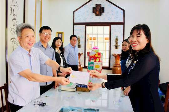 Lãnh đạo Ủy ban MTTQ Việt Nam tỉnh Lâm Đồng thăm và chúc mừng Giáng sinh 2025