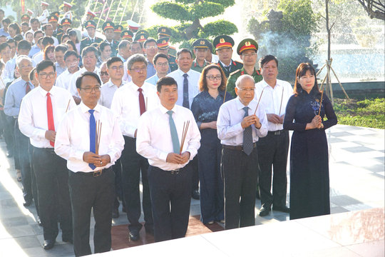 Lãnh đạo tỉnh Lâm Đồng viếng Chủ tịch Hồ Chí Minh và các Anh hùng Liệt sĩ