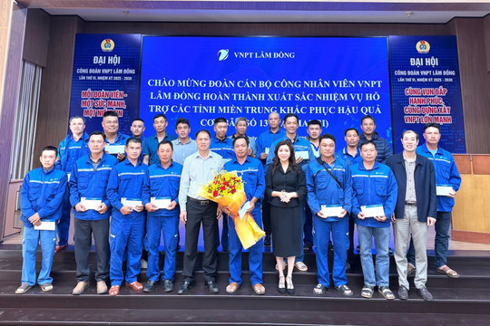 Những “chiến binh áo xanh” giữ mạch nguồn thông tin trong bão lũ