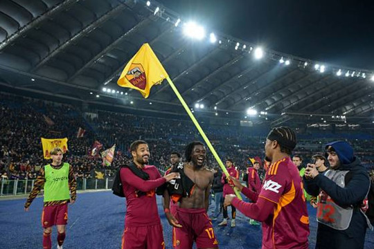 Khoảnh khắc lóe sáng của hậu vệ giúp Roma vượt khó trước Como
