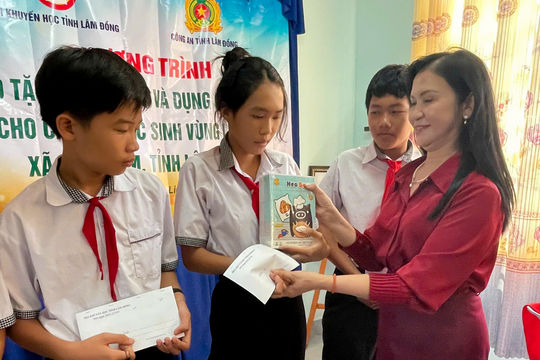 Trao quà, học bổng hỗ trợ học sinh vùng lũ Hàm Liêm