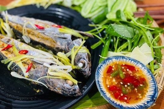 Cách làm cá nục hấp cuốn bánh tráng đơn giản tại nhà