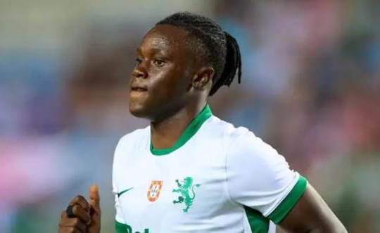 Tương lai Gittens tại Chelsea bị đe dọa bởi sao trẻ 44 triệu bảng
