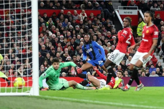 Hòa 4-4 Bournemouth, Man United hụt hơi trong cuộc đua top 4